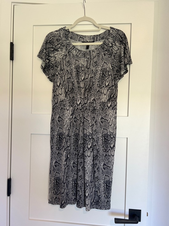 BCBGMaxAzria Dresses & Skirts - BCBGMaxAzria Black & White Snake Print knee length dress